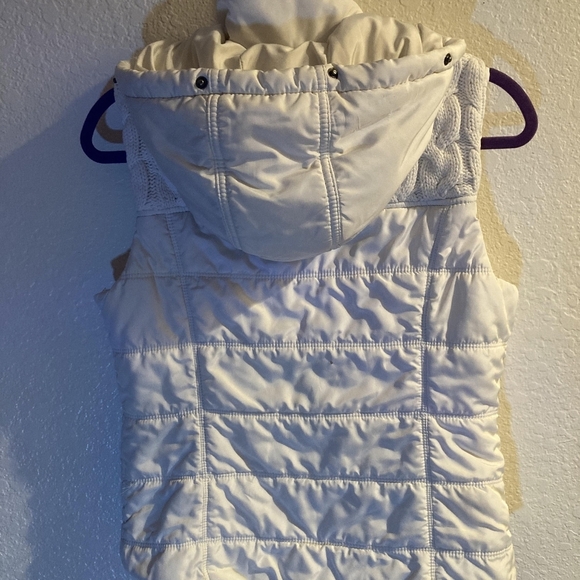 White puffer vest with hood. Zip up front with pockets by Areopostale - Picture 5 of 11